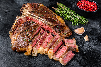 大沼牛のリブロースステーキは、トスカーナ風に炭焼きで香ばしく