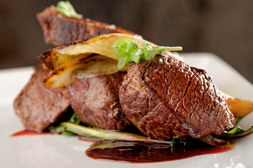 大沼牛のリブロースステーキは、トスカーナ風に炭焼きで香ばしく
